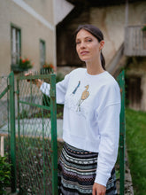 Laden Sie das Bild in den Galerie-Viewer, Damen Sweater „Lama und Mädchen" in weiß aus der Kollektion Werner Berg