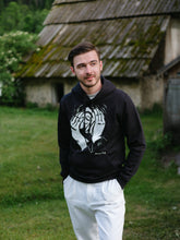 Laden Sie das Bild in den Galerie-Viewer, Hoodie „Einer zu viel" schwarz aus der Kollektion Werner Berg