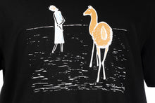 Laden Sie das Bild in den Galerie-Viewer, Unisex T-Shirt „Lama und Mädchen" in schwarz aus der Kollektion Werner Berg