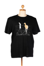 Laden Sie das Bild in den Galerie-Viewer, Unisex T-Shirt „Lama und Mädchen" in schwarz aus der Kollektion Werner Berg