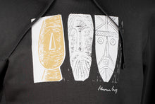 Laden Sie das Bild in den Galerie-Viewer, Hoodie „Masken" in anthrazit aus der Kollektion Werner Berg