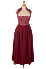 Laden Sie das Bild in den Galerie-Viewer, Basisdirndl lang, bordo NEU