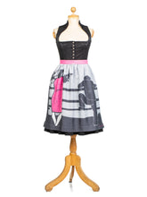 Laden Sie das Bild in den Galerie-Viewer, Motivschürze kurz "Paar am Zaun"