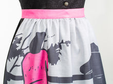 Laden Sie das Bild in den Galerie-Viewer, Motivschürze kurz "Paar am Zaun"