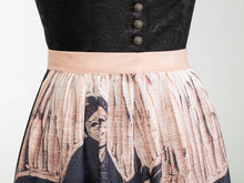 Laden Sie das Bild in den Galerie-Viewer, Motivschürze kurz "Auf der Koppel"