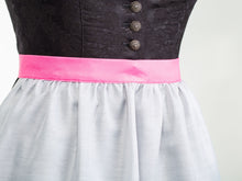 Laden Sie das Bild in den Galerie-Viewer, Motivschürze lang "Paar am Zaun"