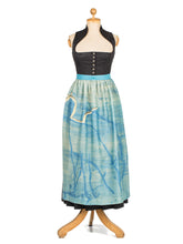 Laden Sie das Bild in den Galerie-Viewer, Motivschürze lang "Nebelweide" (petrolblau) matt