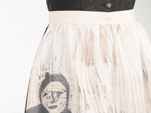 Laden Sie das Bild in den Galerie-Viewer, Motivschürze lang "Auf der Koppel"