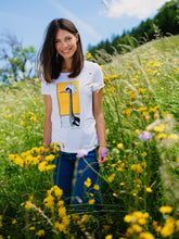 Laden Sie das Bild in den Galerie-Viewer, Damen T-Shirt „Fremder Vogel&quot; in weiß aus der Kollektion Werner Berg
