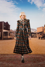 Laden Sie das Bild in den Galerie-Viewer, Nevada Dress arrowhead black - Lena Hoschek
