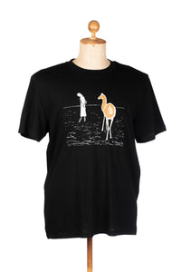 Unisex T-Shirt „Lama und Mädchen" in schwarz aus der Kollektion Werner Berg