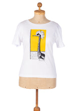 Laden Sie das Bild in den Galerie-Viewer, Damen T-Shirt „Fremder Vogel&quot; in weiß aus der Kollektion Werner Berg
