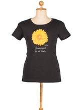 Laden Sie das Bild in den Galerie-Viewer, Unisex T-Shirt &quot;Ringelblume - Sonnengold für die Seele&quot;, schwarz
